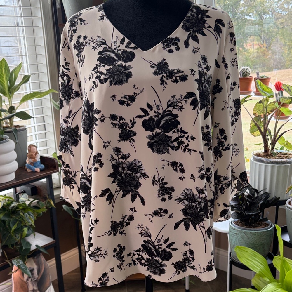 Chic Floral V-Neck Blouse - Black and Cream